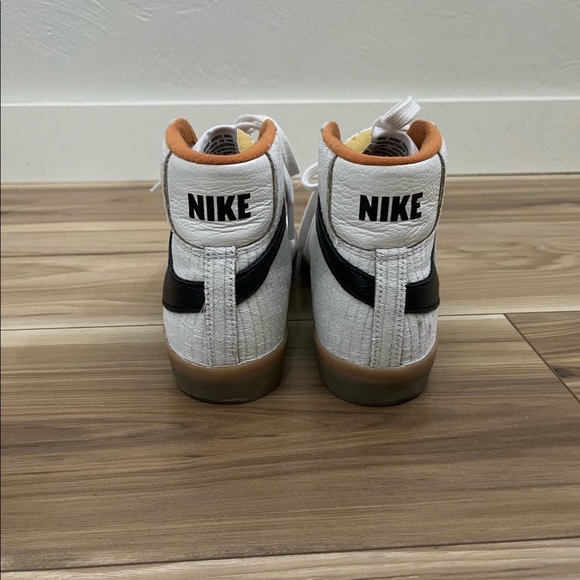 Women’s high top Nike sneakers. - Picture 5 of 7